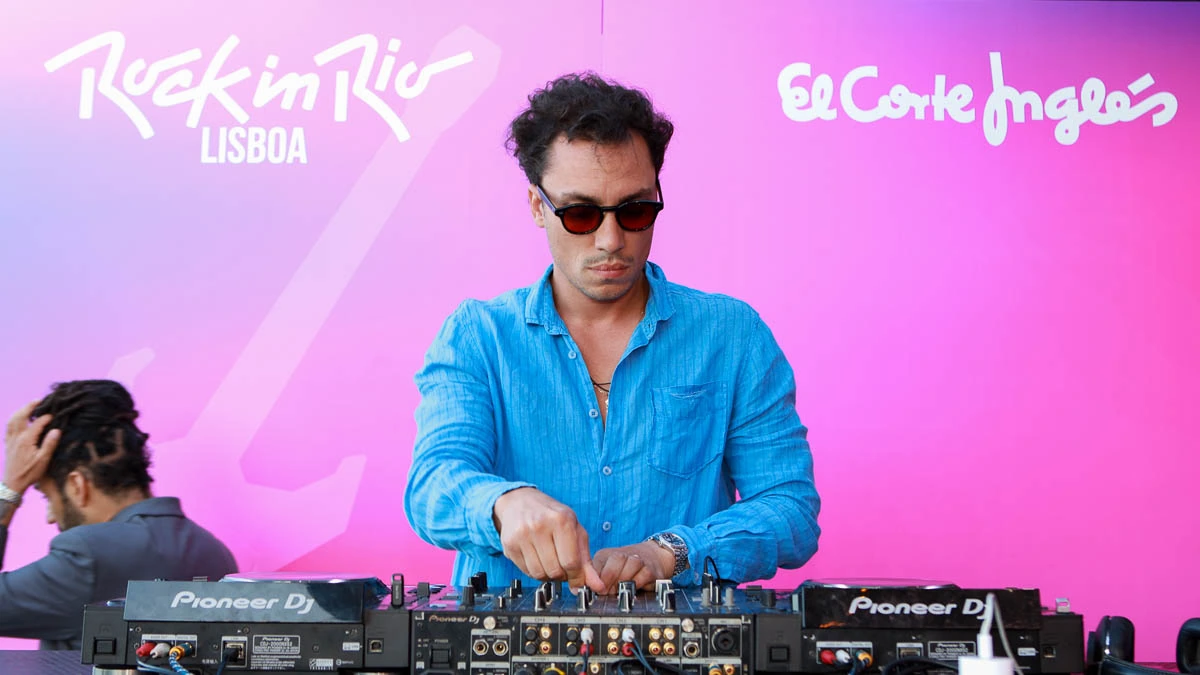DJ atua no evento de warm up do Rock in Rio Lisboa promovido pelo El Corte Inglés no Gourmet Experience.