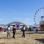 Visitantes junto à roda gigante da Cidade do Rock durante o Evento Teste do Rock in Rio Lisboa 2026.