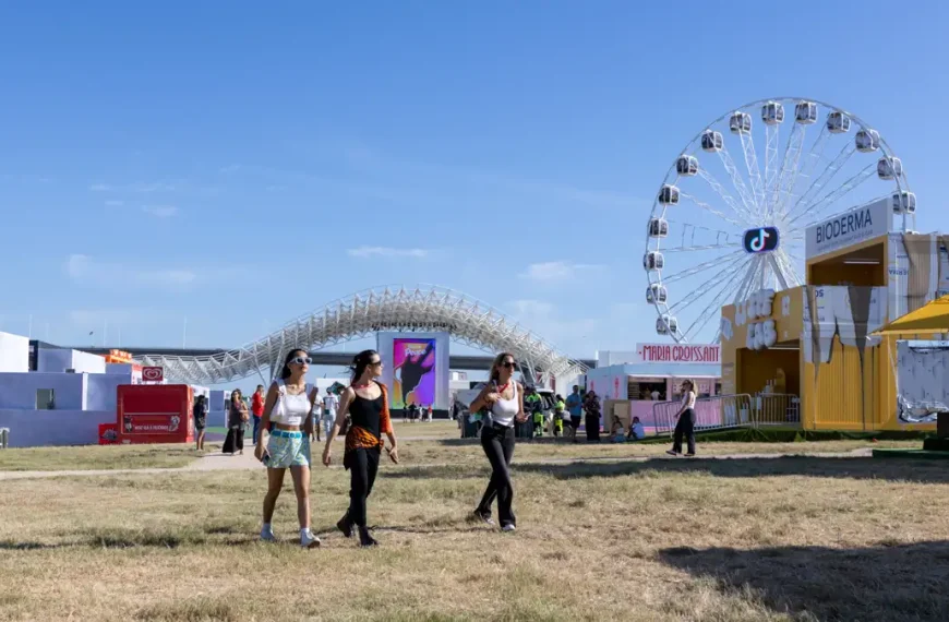 Visitantes junto à roda gigante da Cidade do Rock durante o Evento Teste do Rock in Rio Lisboa 2026.