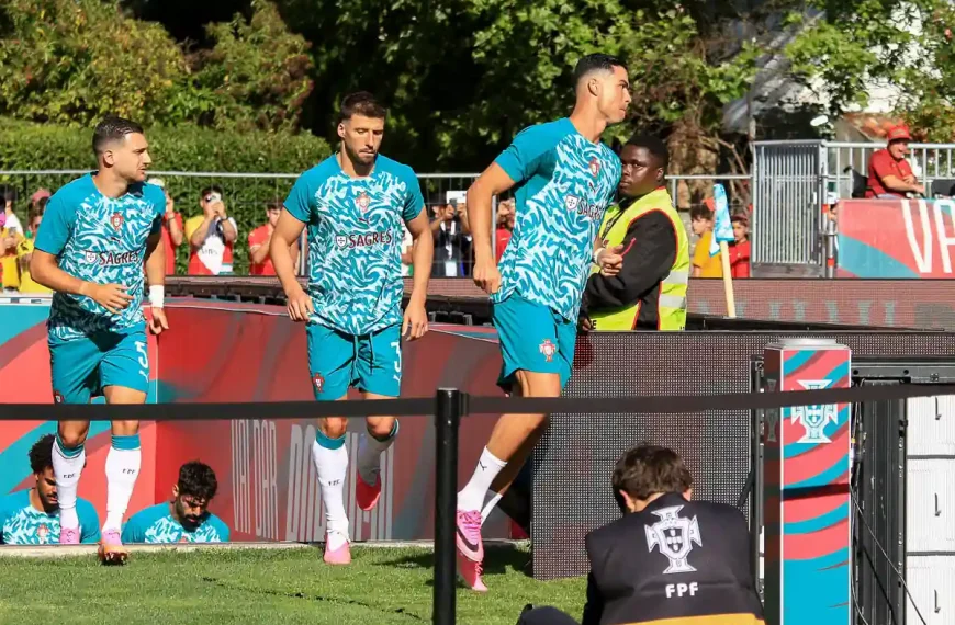 Cristiano Ronaldo participa num treino da Seleção Nacional durante a preparação para o Mundial 2026.