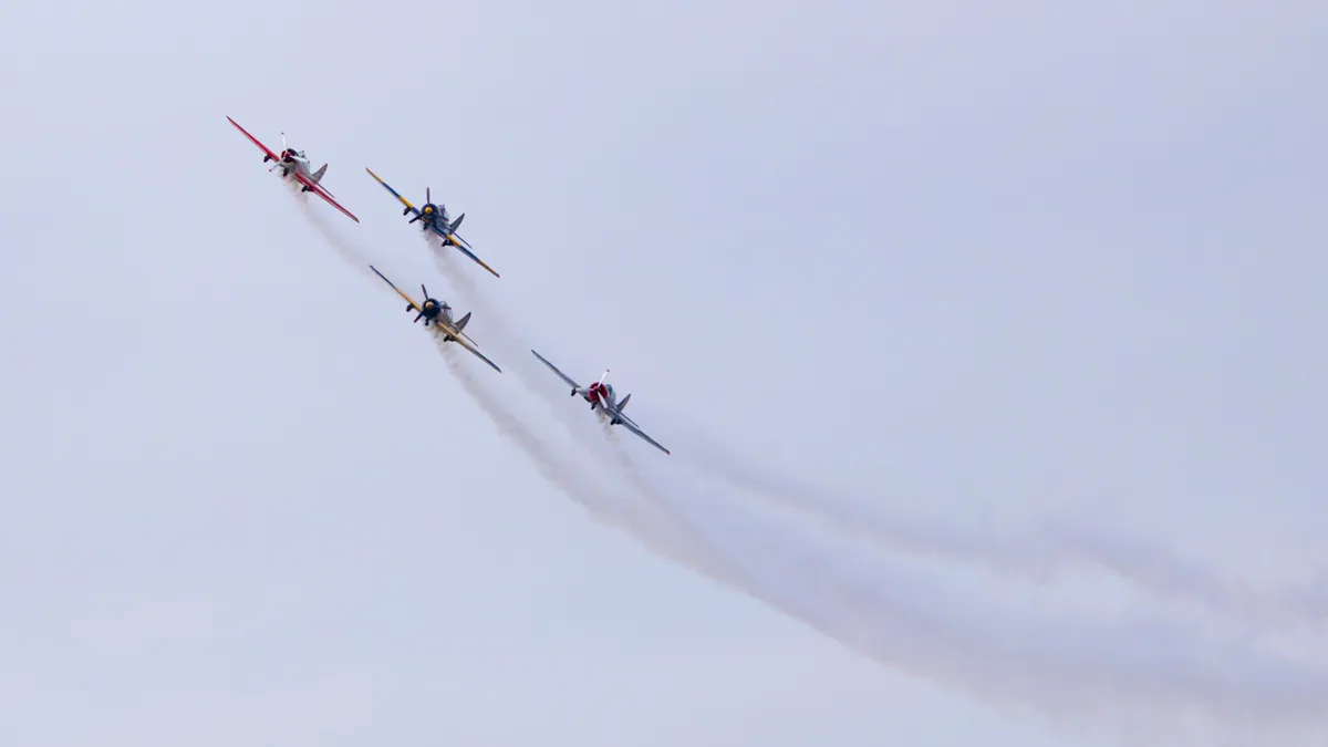 Aviões executam uma manobra em formação durante o espetáculo The Flight no Rock in Rio Lisboa 2026.