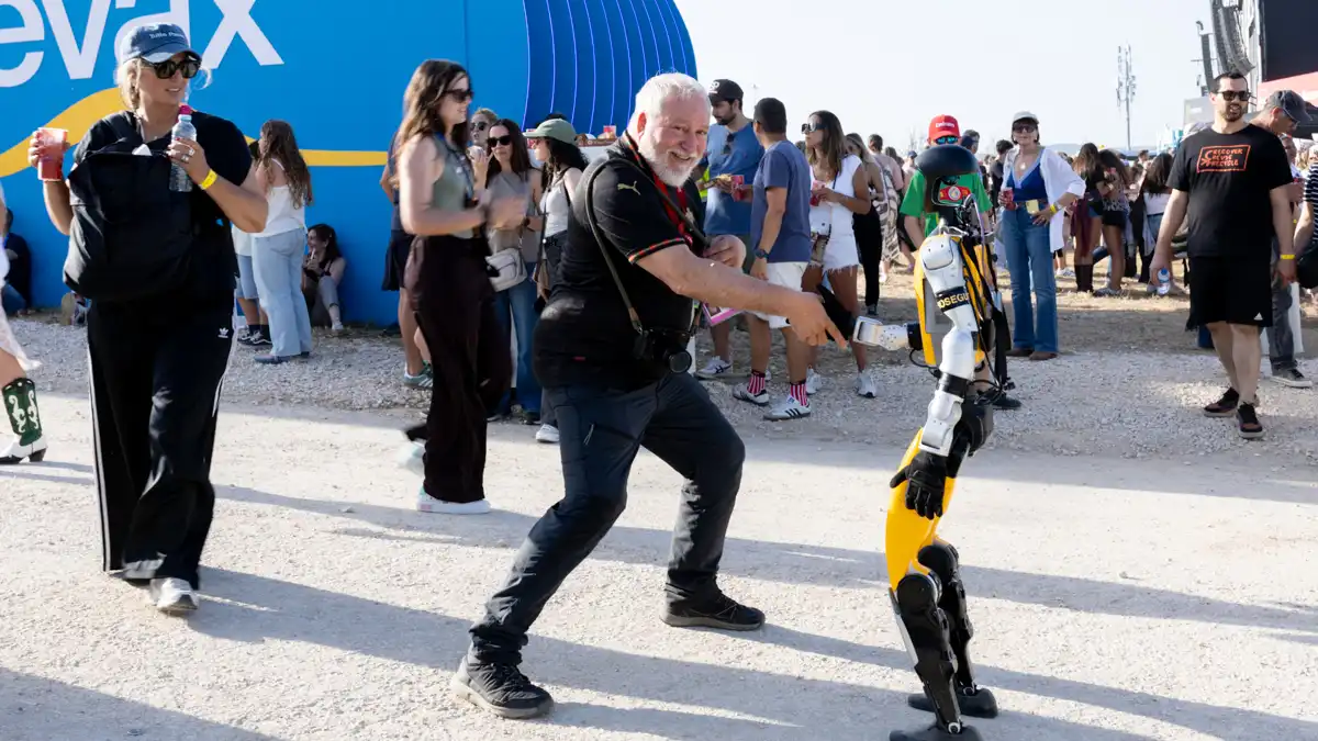 Visitante interage com um robô durante uma ativação na Cidade do Rock do Rock in Rio Lisboa 2026.