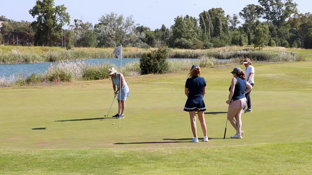 Mulheres praticam golfe durante o Women's Golf Day no Golfe do Jamor.