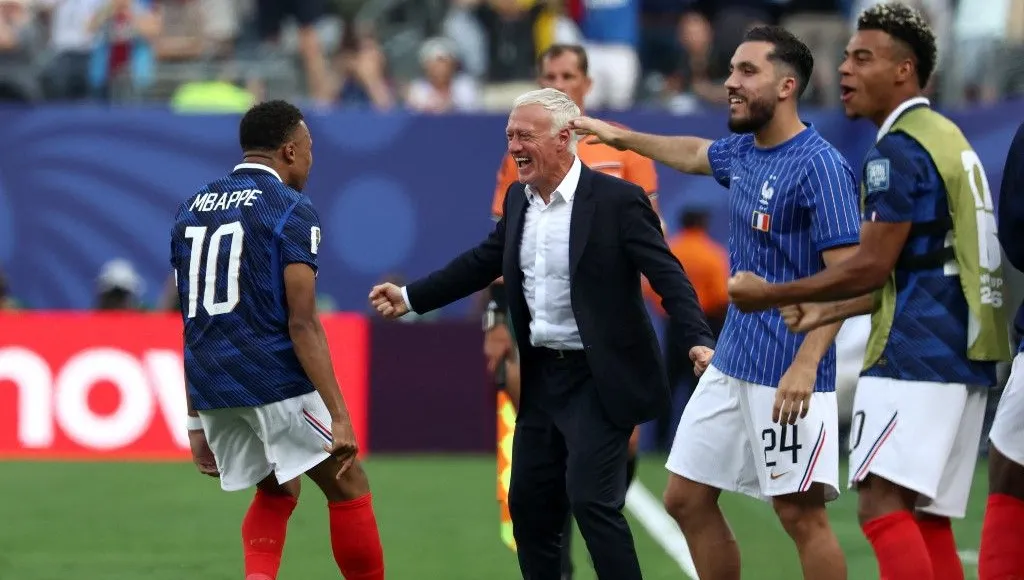 Didier Deschamps celebra com Kylian Mbappé durante a vitória da França sobre a Suécia por 3-0 no Mundial 2026.