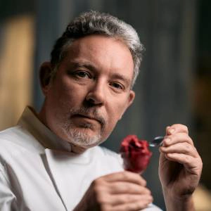 O chef catalão Albert Adrià durante a criação de um prato no restaurante Enigma, em Barcelona.
