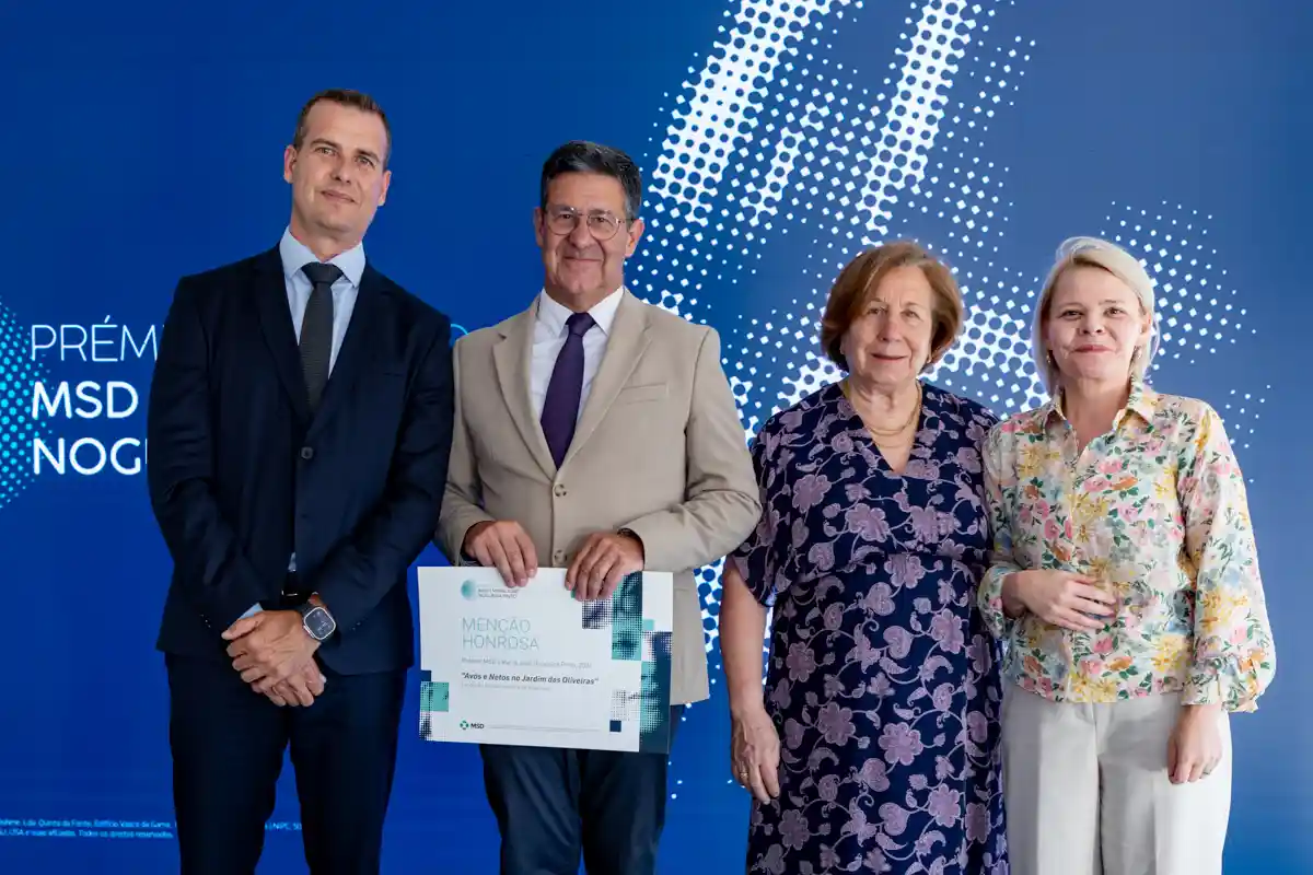 Representantes da Fundação Nossa Senhora da Esperança recebem a Menção Honrosa pelo projeto "Avós e Netos no Jardim das Oliveiras" na 14.ª edição do Prémio MSD | Maria José Nogueira Pinto.