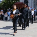 Féretro de Luís Represas é transportado para o interior da Basílica da Estrela durante a cerimónia fúnebre, em Lisboa.