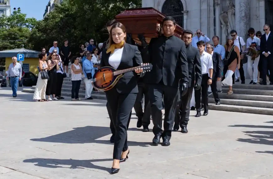 Féretro de Luís Represas é transportado para o interior da Basílica da Estrela durante a cerimónia fúnebre, em Lisboa.