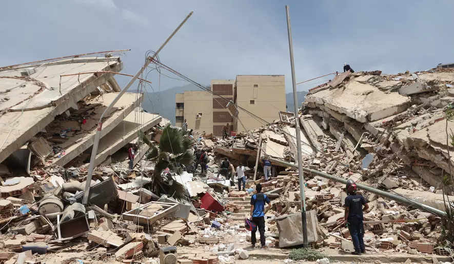 Edifícios colapsados após os sismos na Venezuela enquanto equipas de resgate procuram sobreviventes entre os escombros.