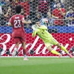 Diogo Costa realiza uma defesa durante o jogo entre Portugal e Espanha nos oitavos de final do Campeonato do Mundo de 2026.
