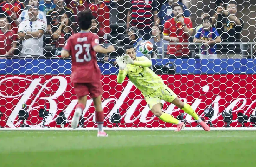 Diogo Costa realiza uma defesa durante o jogo entre Portugal e Espanha nos oitavos de final do Campeonato do Mundo de 2026.
