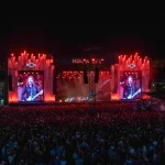 Os Foo Fighters atuam no palco principal do NOS Alive 2026 perante uma multidão no Passeio Marítimo de Algés.