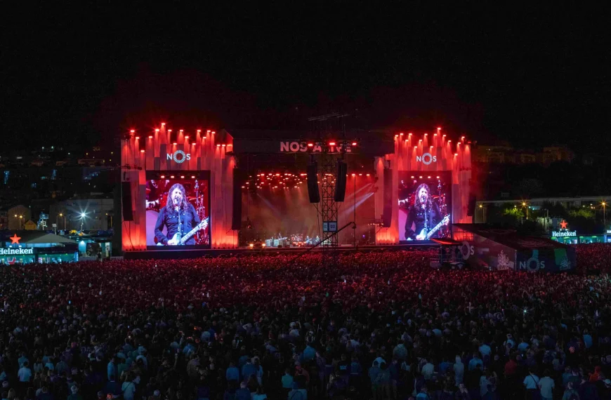 Os Foo Fighters atuam no palco principal do NOS Alive 2026 perante uma multidão no Passeio Marítimo de Algés.