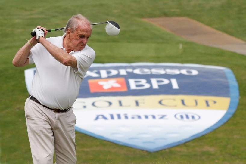 Francisco Pinto Balsemão executa uma tacada durante uma das suas participações no Golf