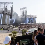 Vista lateral do palco principal e do público no último dia do RFM SOMNII Intermarché 2026, na Praia do Relógio, Figueira da Foz.