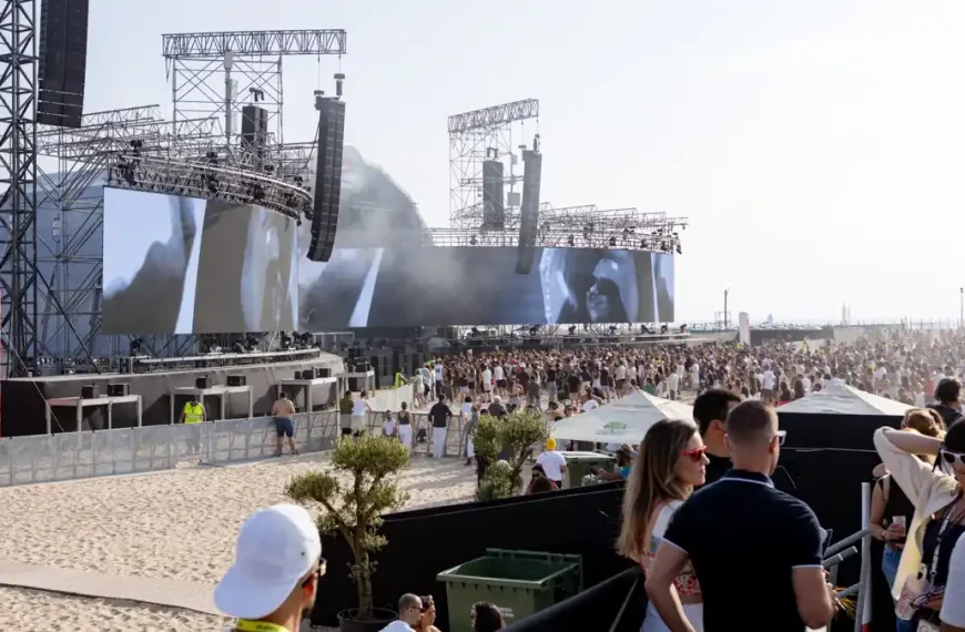 Vista lateral do palco principal e do público no último dia do RFM SOMNII Intermarché 2026, na Praia do Relógio, Figueira da Foz.