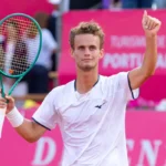 Luca van Assche celebra a vitória na final do Millennium Estoril Open 2026, disputada no Clube de Ténis do Estoril.
