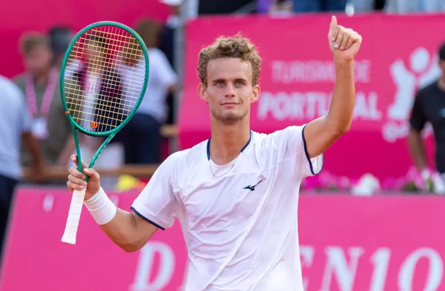 Luca van Assche celebra a vitória na final do Millennium Estoril Open 2026, disputada no Clube de Ténis do Estoril.