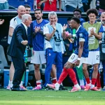 Kylian Mbappé e Didier Deschamps celebram durante a vitória da França frente à Suécia no Campeonato do Mundo de 2026.