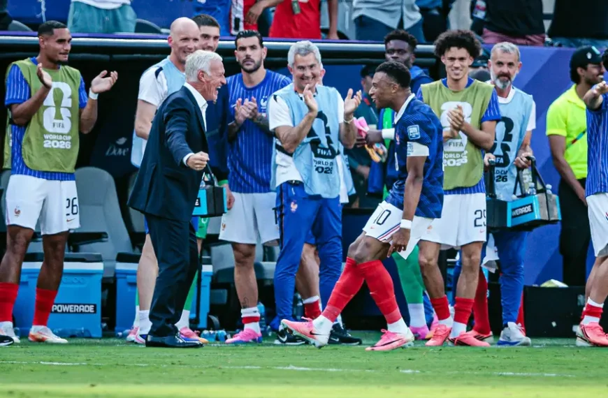 Kylian Mbappé e Didier Deschamps celebram durante a vitória da França frente à Suécia no Campeonato do Mundo de 2026.