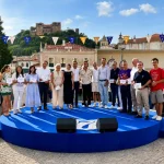 Pedro Teixeira, da TVI, posa com os representantes dos 14 patrimónios finalistas da Região Centro durante a Meia-Final das Novas 7 Maravilhas de Portugal®, em Leiria.