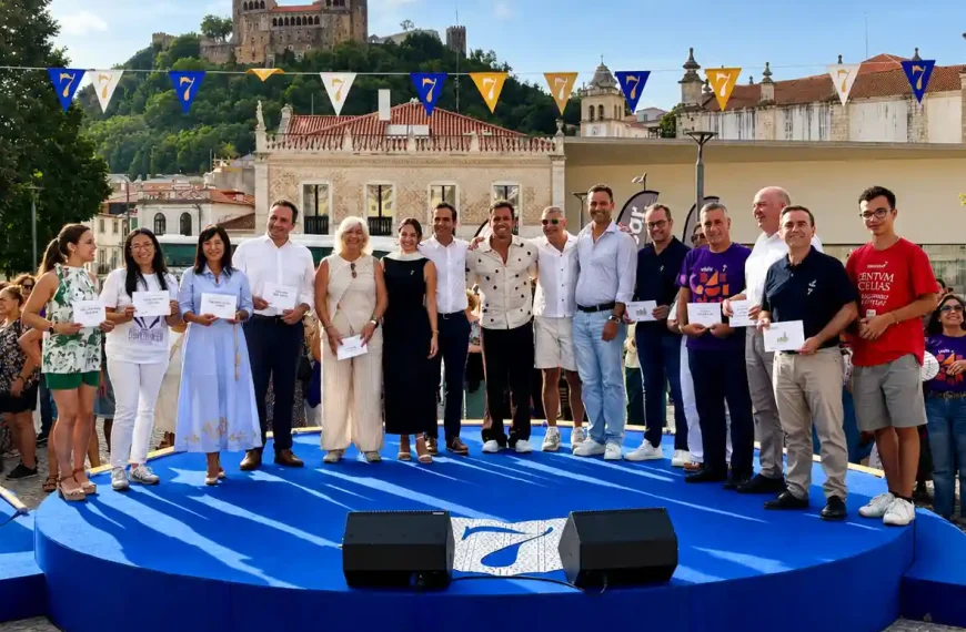 Pedro Teixeira, da TVI, posa com os representantes dos 14 patrimónios finalistas da Região Centro durante a Meia-Final das Novas 7 Maravilhas de Portugal®, em Leiria.