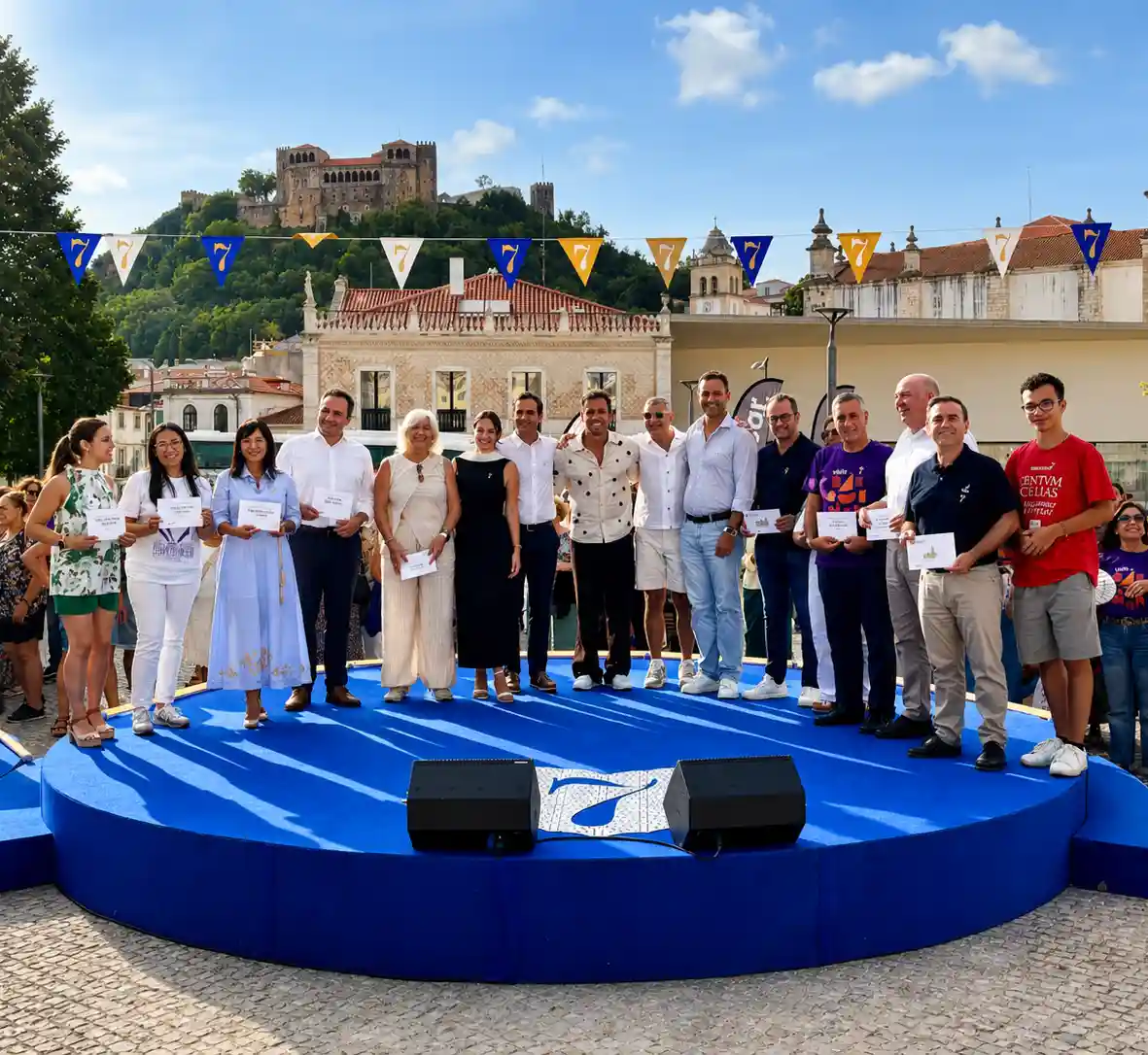 Pedro Teixeira, da TVI, posa com os representantes dos 14 patrimónios finalistas da Região Centro durante a Meia-Final das Novas 7 Maravilhas de Portugal®, em Leiria.