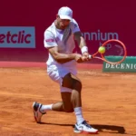 Nuno Borges executa uma pancada de esquerda durante um encontro do Millennium Estoril Open 2026 no Clube de Ténis do Estoril.