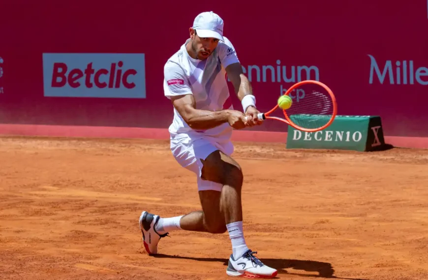 Nuno Borges executa uma pancada de esquerda durante um encontro do Millennium Estoril Open 2026 no Clube de Ténis do Estoril.