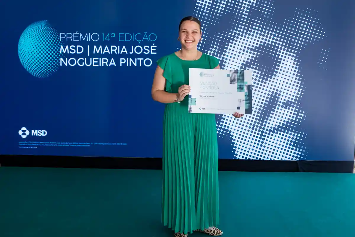 Representante da Associação Juvenil Transformers recebe a Menção Honrosa do projeto "Payback School" na 14.ª edição do Prémio MSD | Maria José Nogueira Pinto.