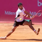Román Andrés Burruchaga responde a uma bola durante o encontro frente a Nuno Borges nos oitavos de final do Millennium Estoril Open 2026.