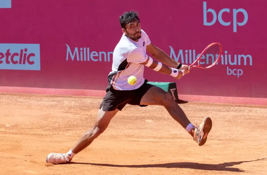 Román Andrés Burruchaga responde a uma bola durante o encontro frente a Nuno Borges nos oitavos de final do Millennium Estoril Open 2026.