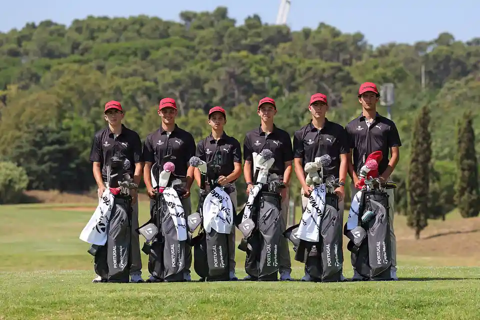 Os atletas da Seleção Nacional de Golfe posam com os novos equipamentos oficiais da PUMA Golf no Centro Nacional de Treino do Jamor. A parceria entre a marca e a Federação Portuguesa de Golfe reforça a preparação das Seleções Nacionais para as competições nacionais e internacionais, apostando em vestuário de elevada performance e inovação tecnológica.