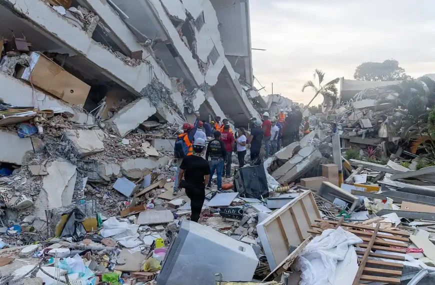 Equipas de resgate procuram sobreviventes entre os escombros de um edifício destruído pelo sismo em La Guaira, Venezuela.