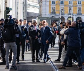 A parada militar dos 50 anos do 25 de Novembro decorreu esta manhã na Praça do Comércio, em Lisboa